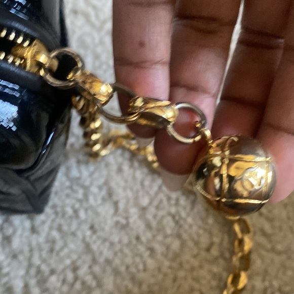 CHANEL Vintage Patent Leather Camera Bag - Picture 11 of 17